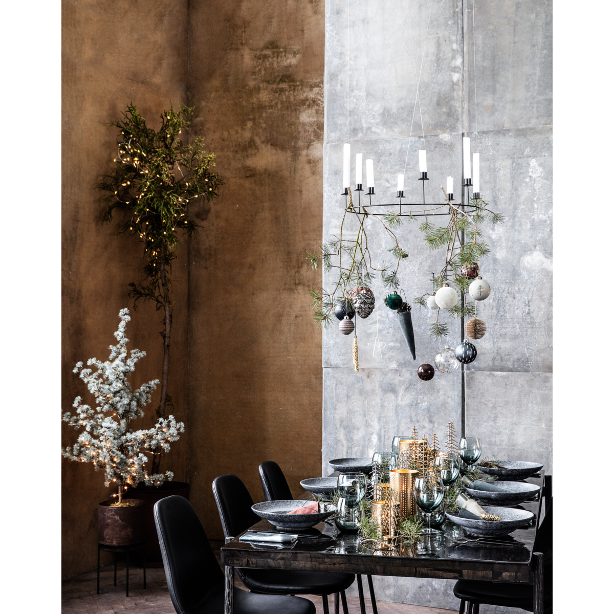 Kovový svícen House Doctor RING P.50cm černý_0