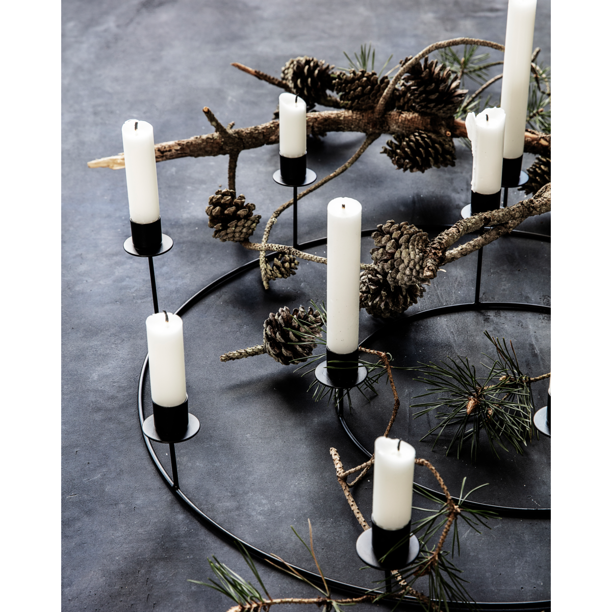 Kovový svícen House Doctor RING P.50cm černý_1