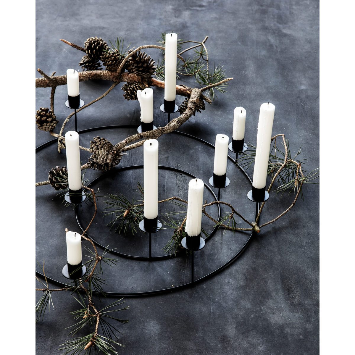 Kovový svícen House Doctor RING P.50cm černý_2