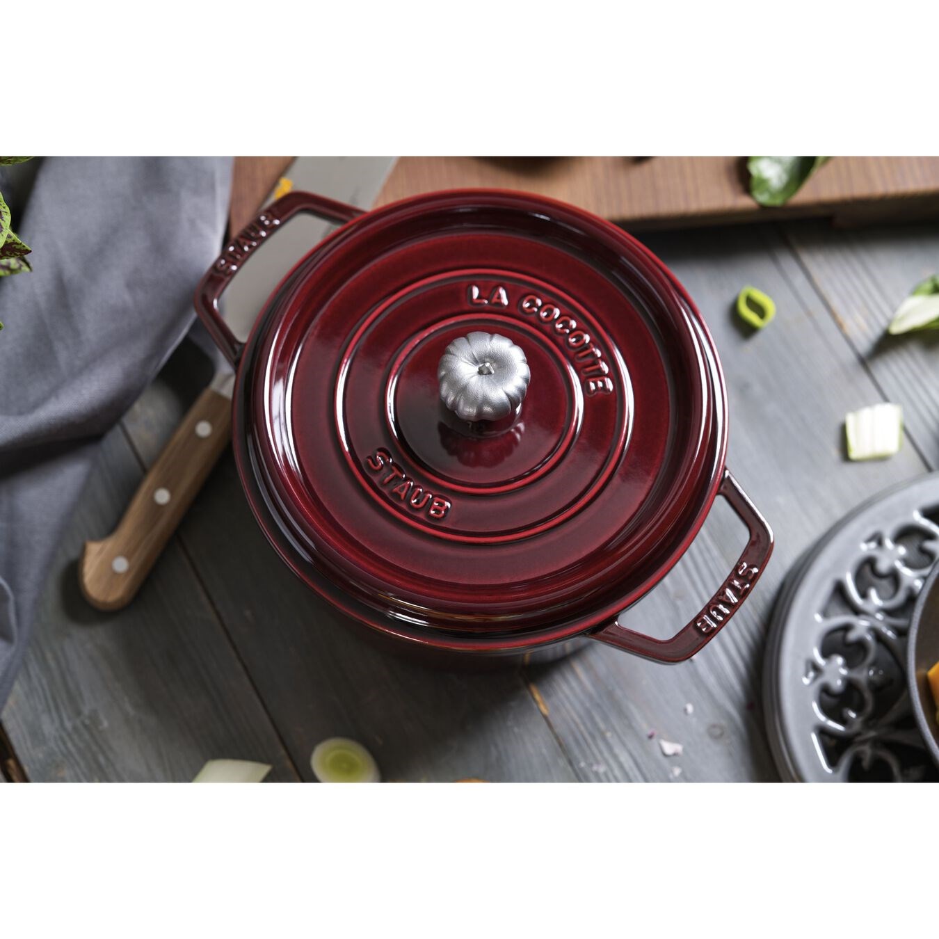 Hrnec STAUB kulatý 24 cm vínový_1