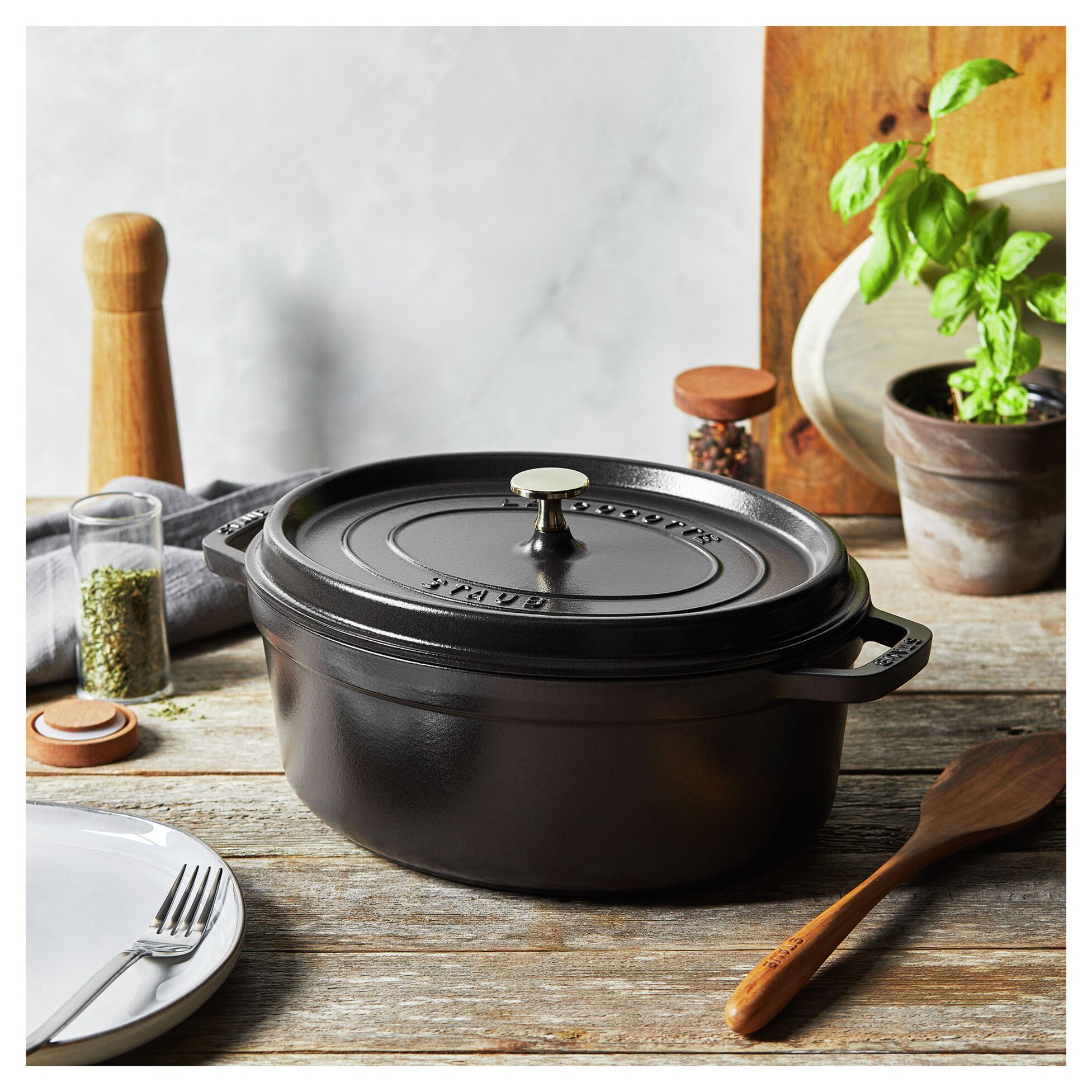Hrnec STAUB  oválný 31 cm černý 5,5l_0