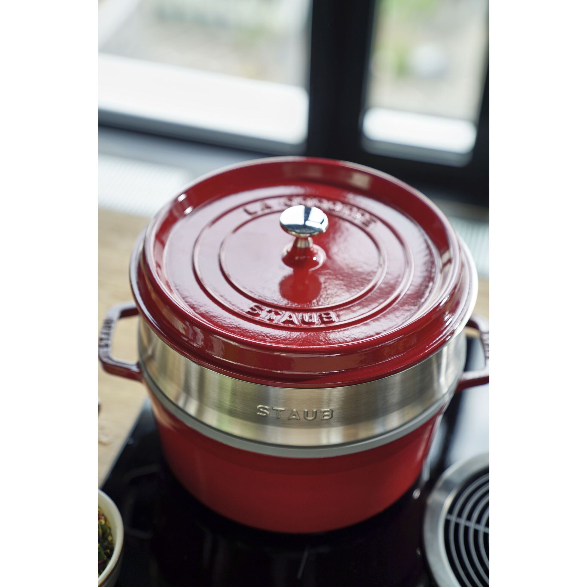 Hrnec STAUB  kulatý 26 cm červený s pařákem 5,2l_2