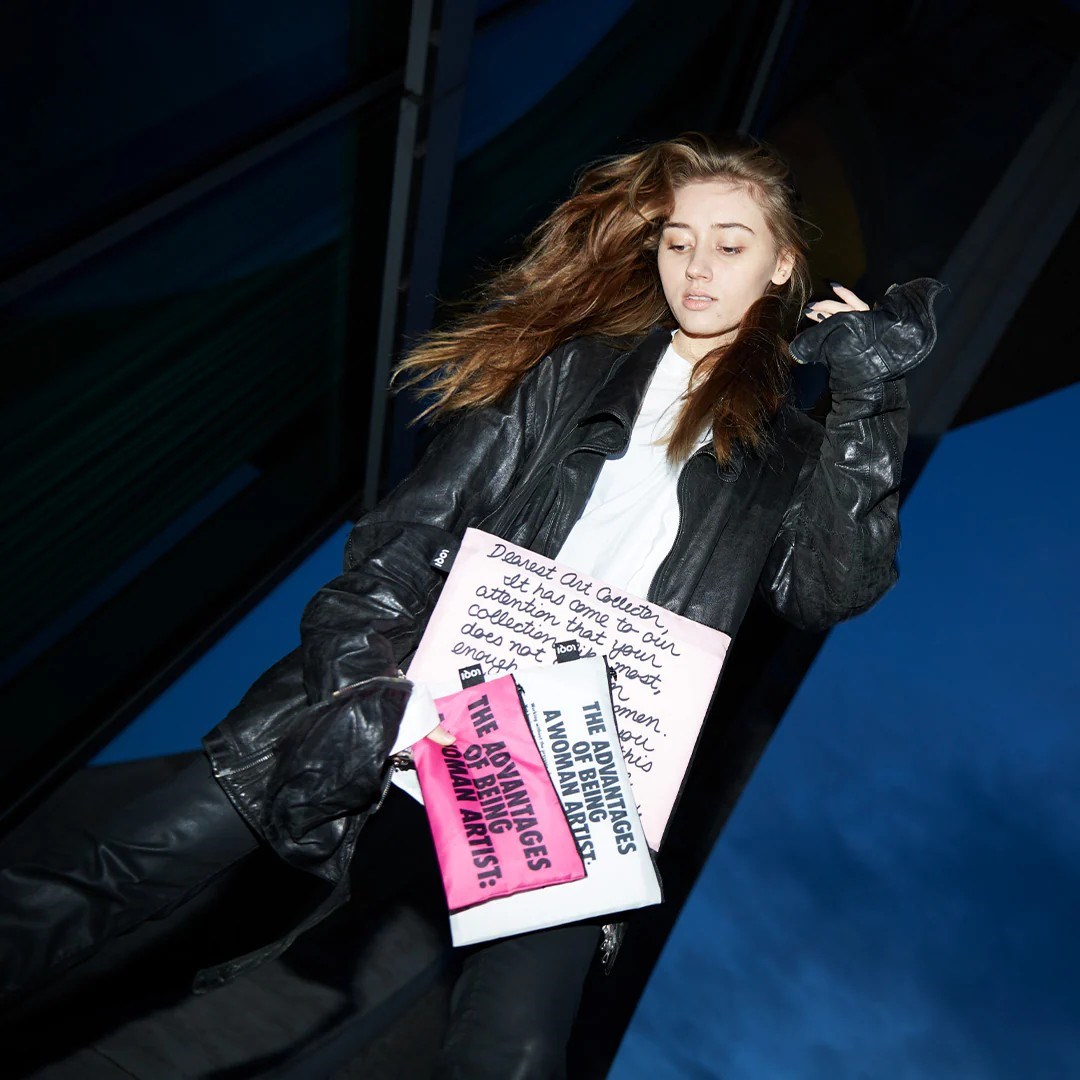 LOQI cestovní pouzdra na zip - Museum - GUERRILLA GIRLS_0