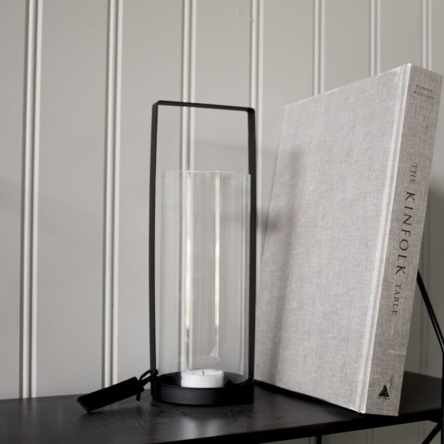 Skleněná lucerna v kovovém stojanu KVARNVIK S 9x26cm černá_0