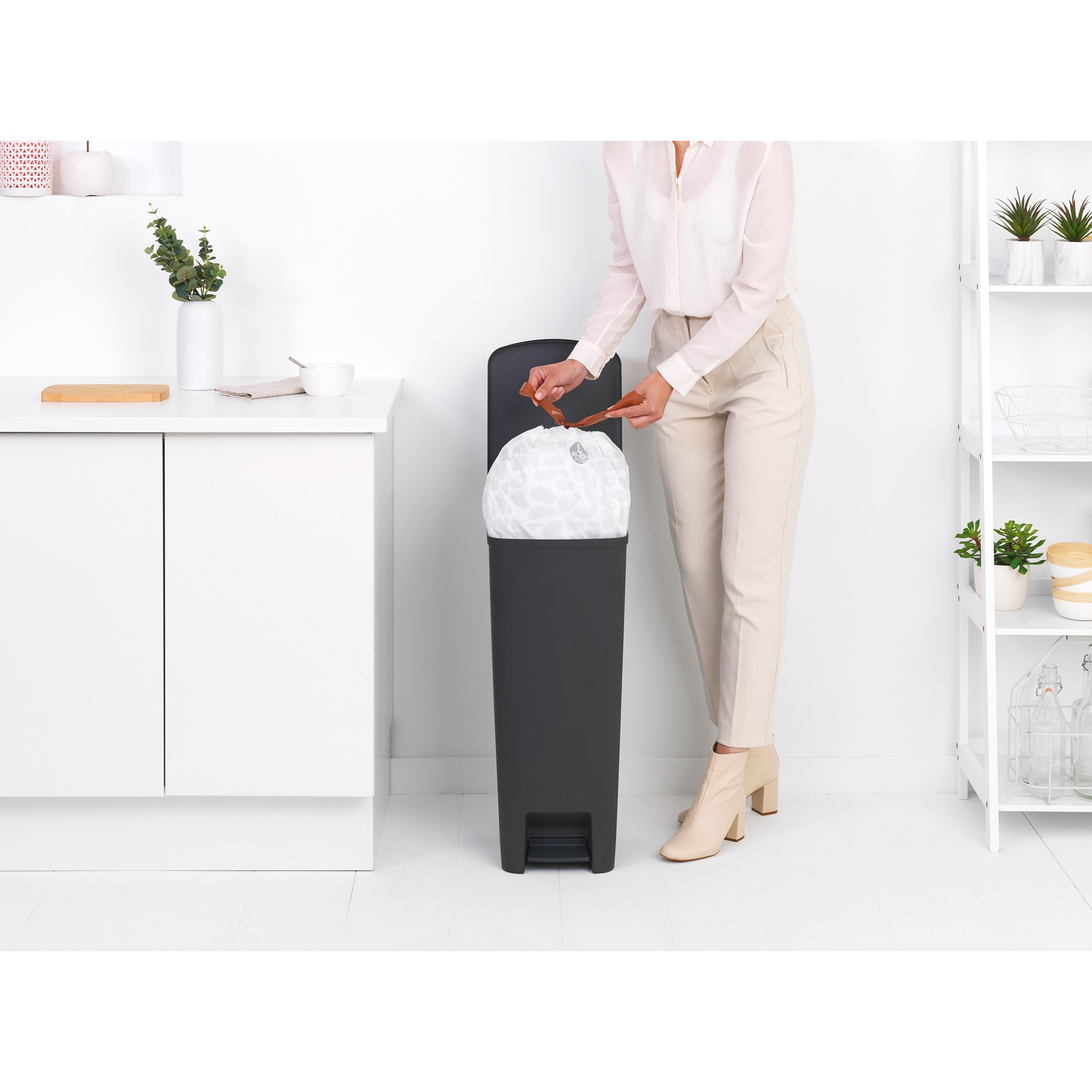 Pedálový odpadkový koš Brabantia STEPUP 40l tmavě šedý_15