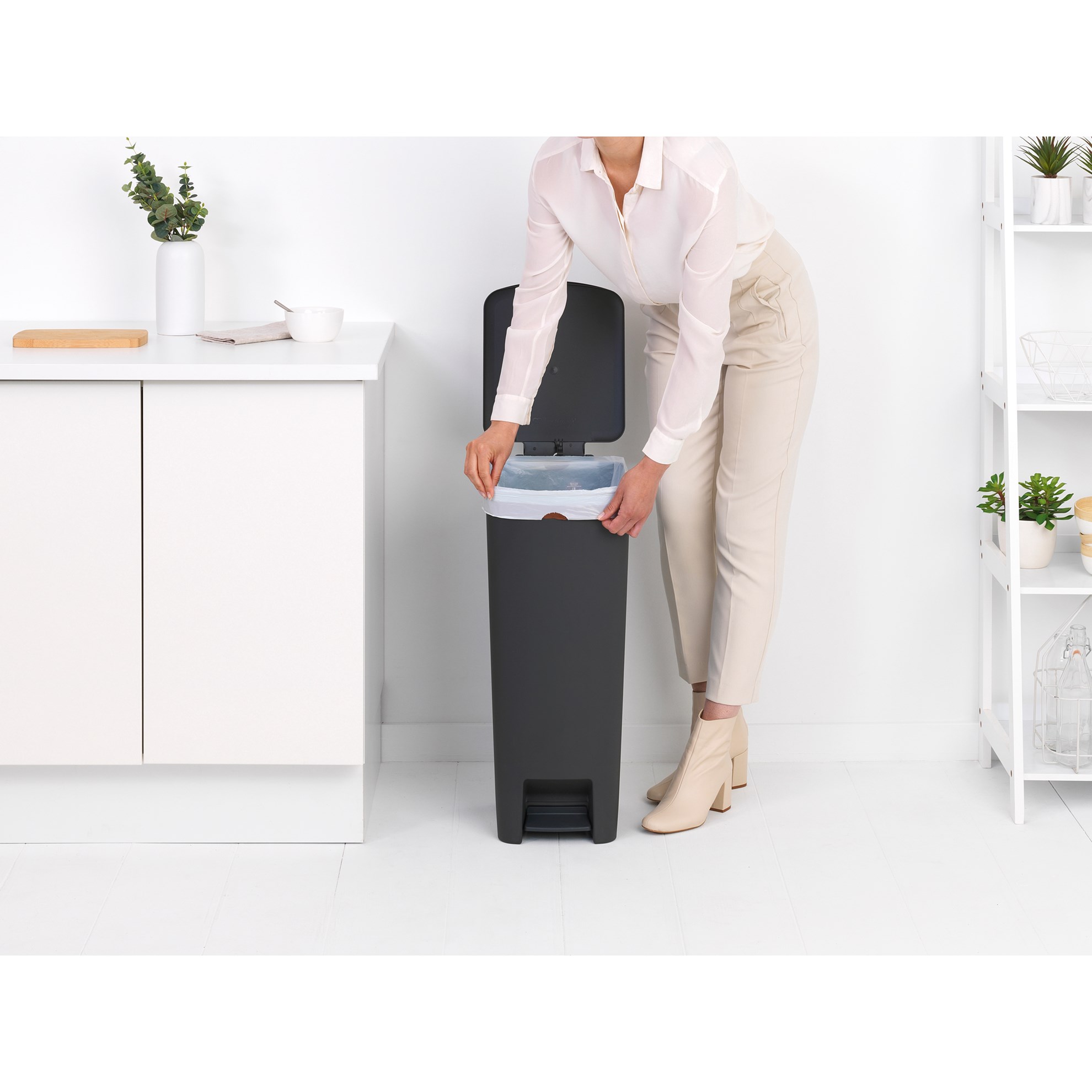 Pedálový odpadkový koš Brabantia STEPUP 40l tmavě šedý_16
