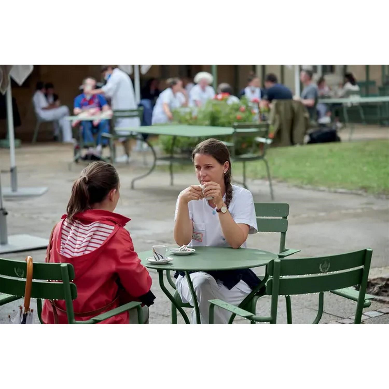 Hliníková židle s područkami Fermob LUXEMBOURG - Cotton white (jemná struktura)_7