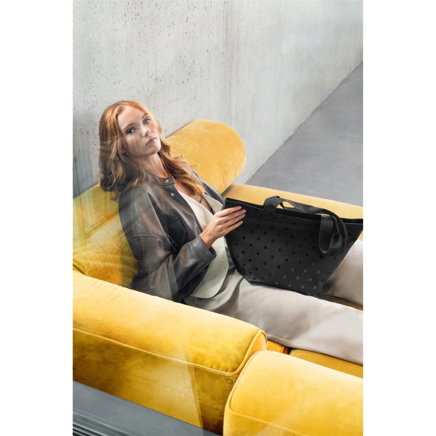 Taška přes rameno Reisenthel Shopper M glossy dots black_1