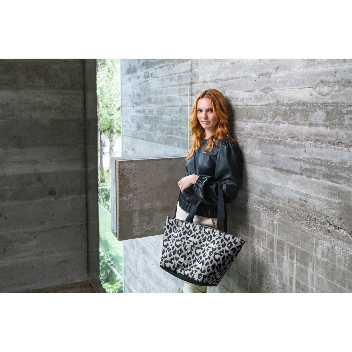 Taška přes rameno Reisenthel Shopper M leo nero_1