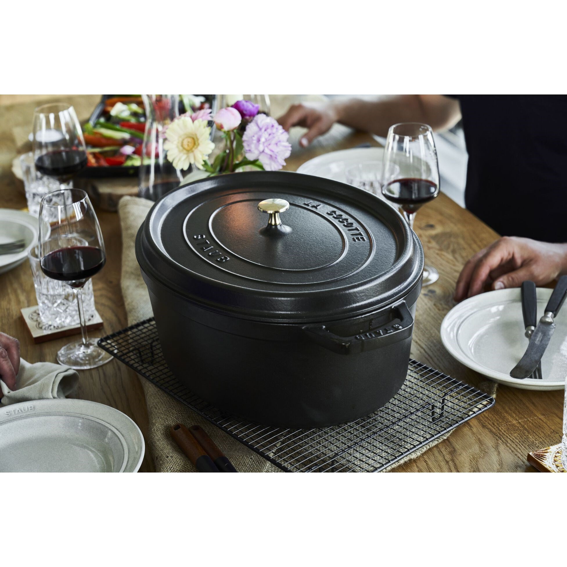 Hrnec STAUB oválný 41 cm černý 12l_0
