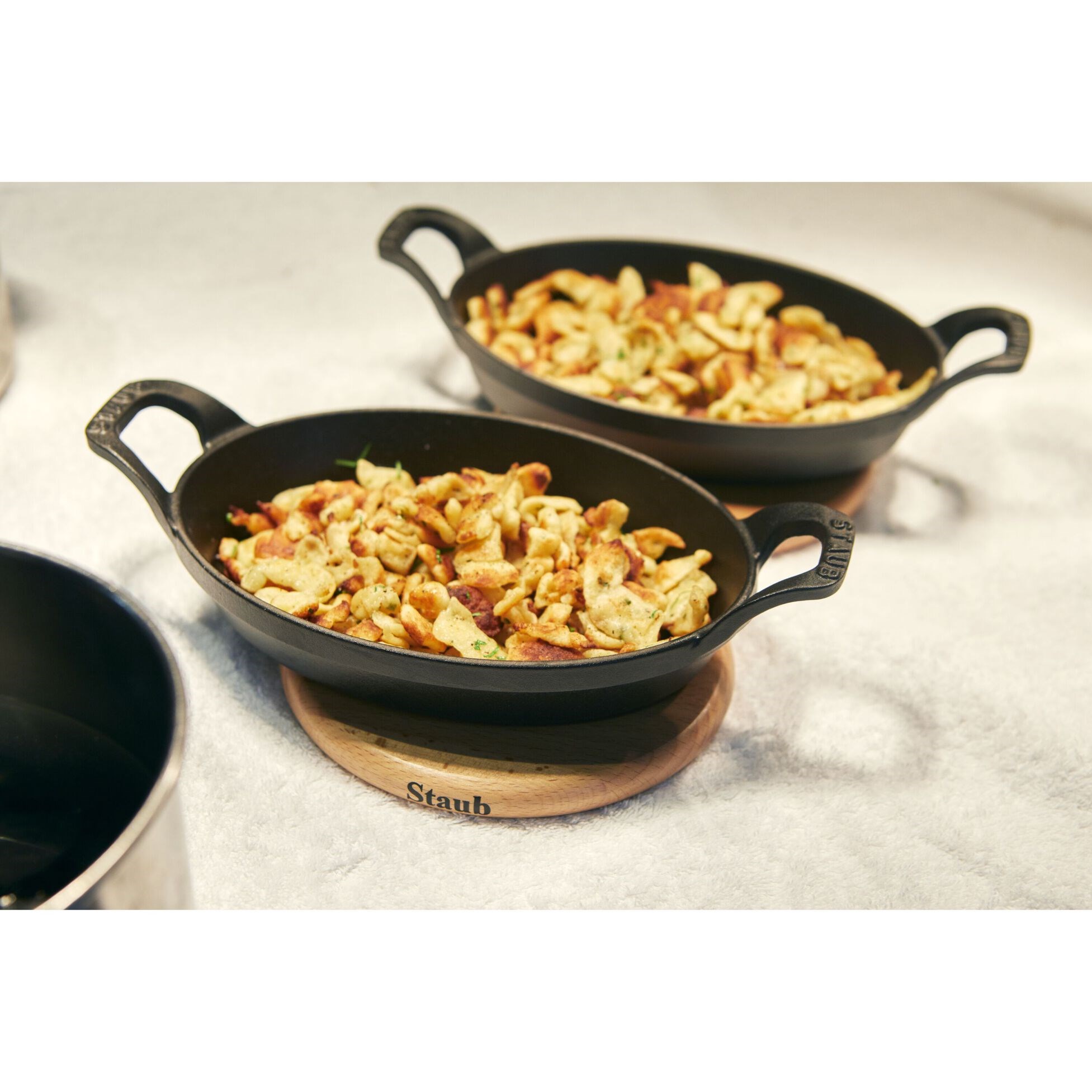 Dřevěná podložka STAUB magnetická ovál 15cm_1