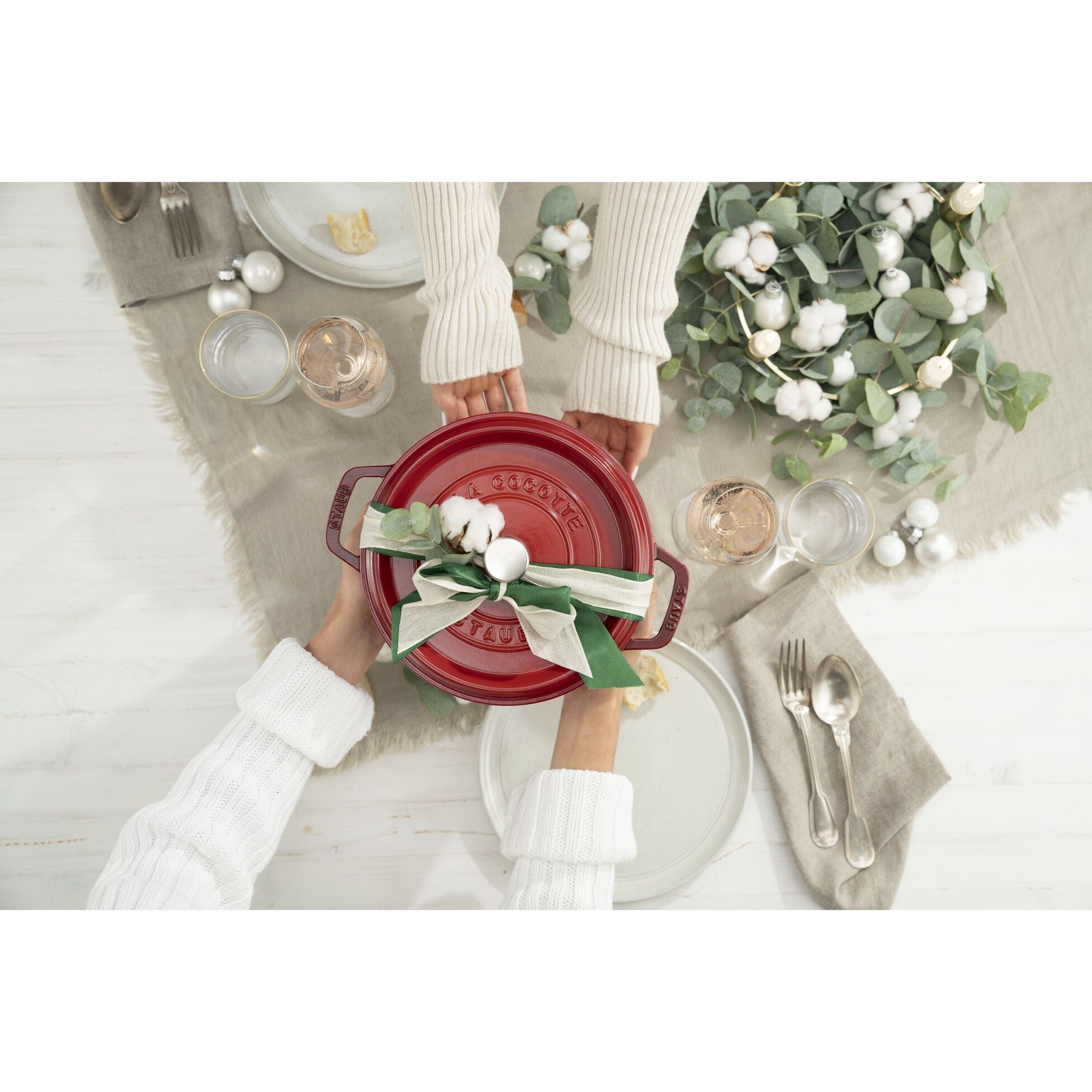 Hrnec STAUB  kulatý 24cm červený 3,8l_1
