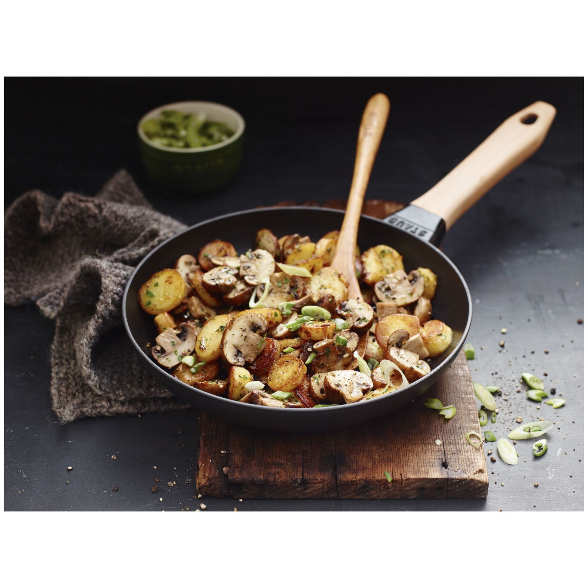 Litinová pánev STAUB na smažení 24cm_0