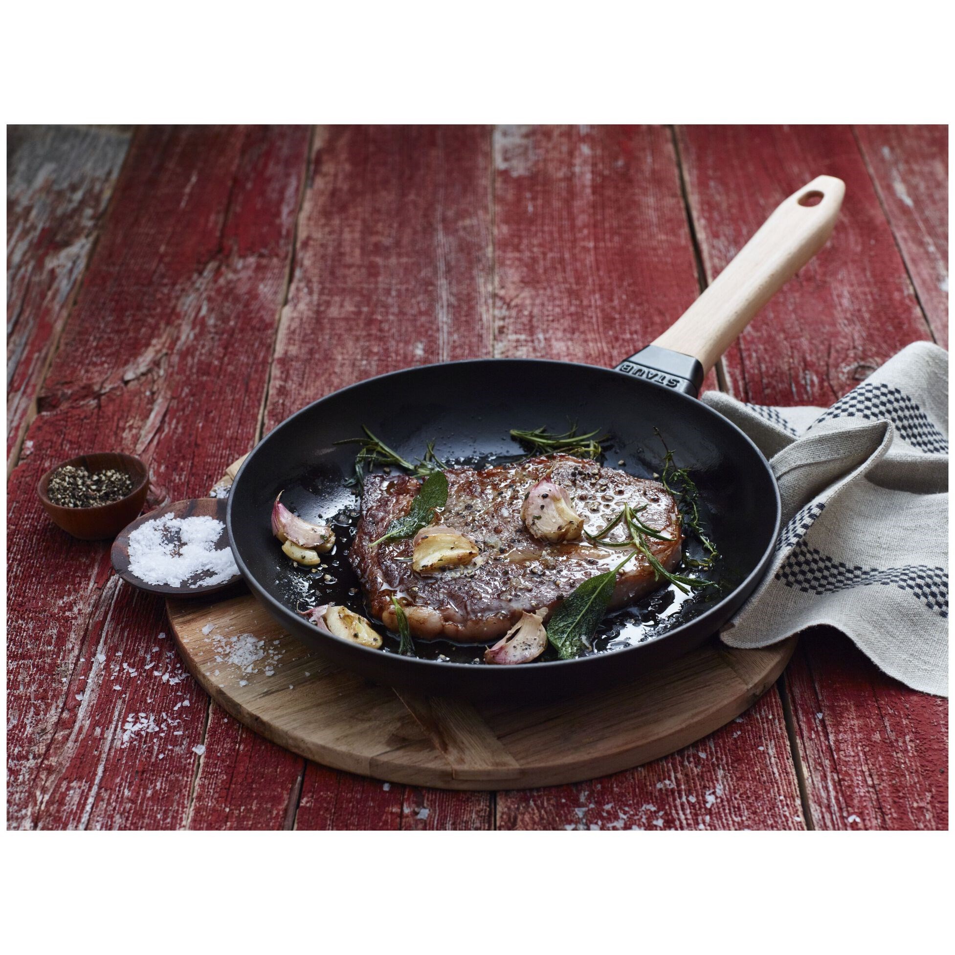 Litinová pánev STAUB na smažení 28cm_0