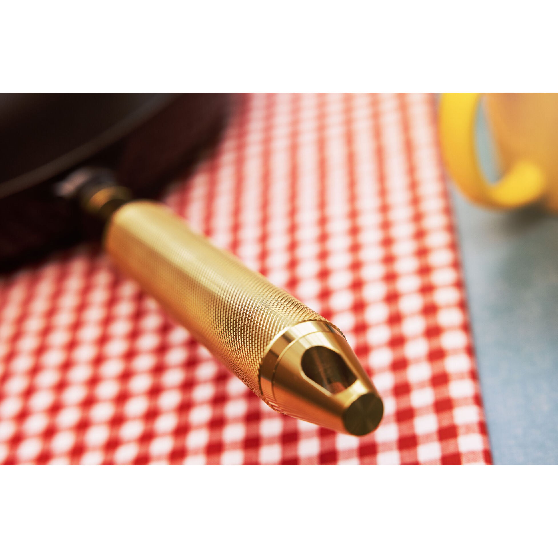 Litinová pánev STAUB Buster 28 cm mosazná rukojeť_2