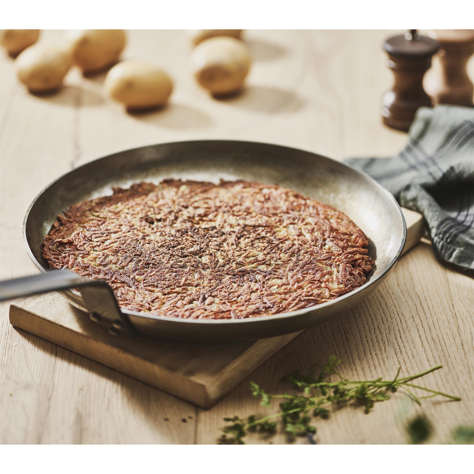 Ocelová pánev na omelety de Buyer MINERAL B P.28cm_0