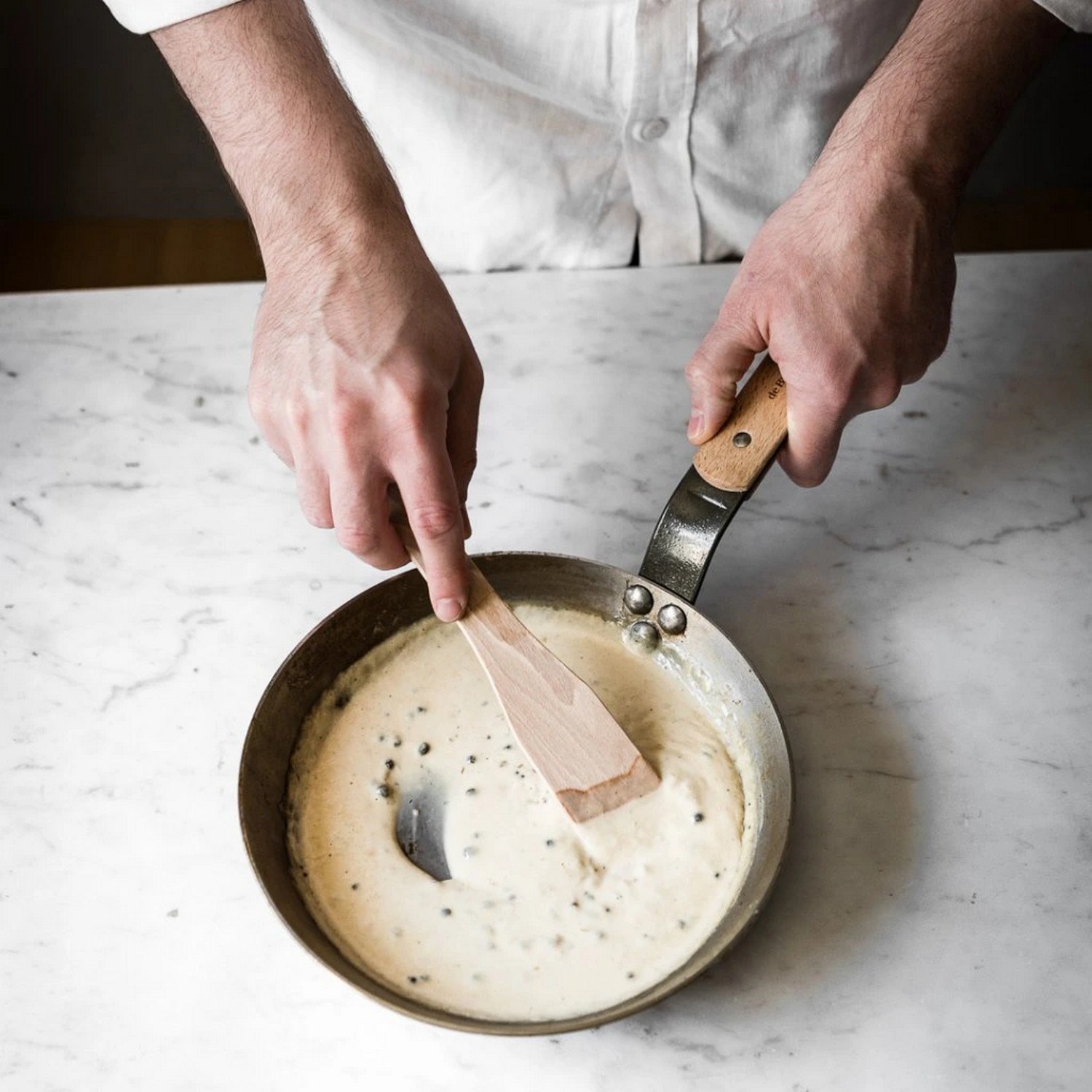 Ocelová pánev de Buyer MINERAL B BOIS P.28cm 1,7l_6