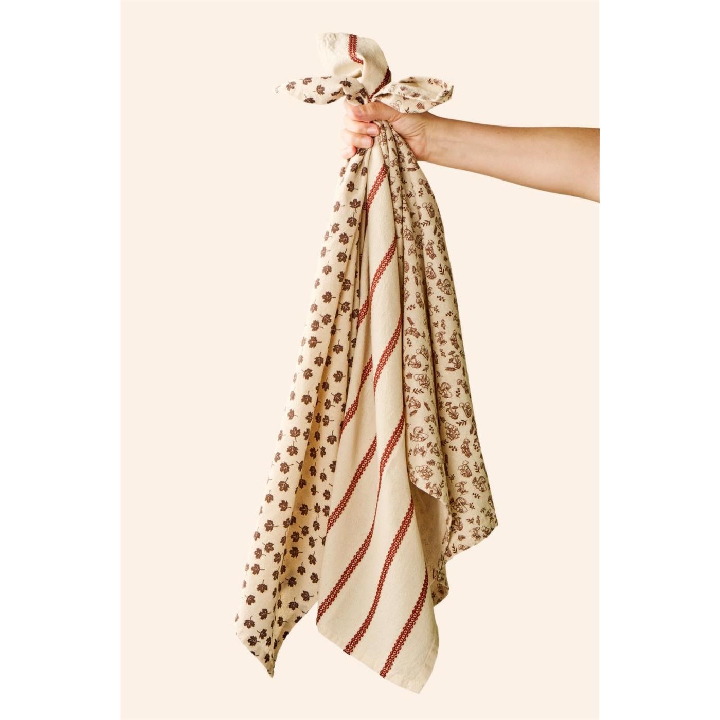 Kuchyňská utěrka Caroline Ib Laursen 70x50 cm přírodní s hnědými houbami_1