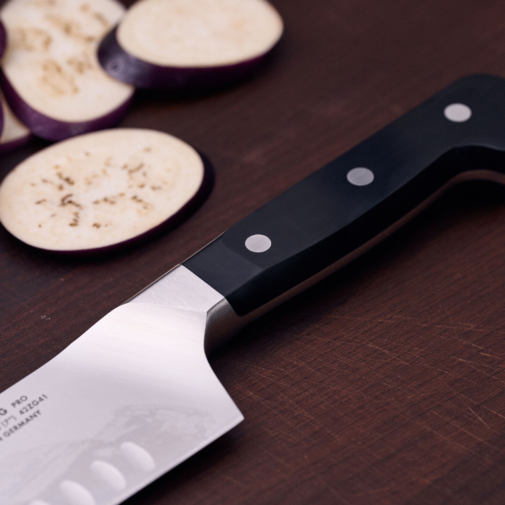 Nůž Santoku s vlnkami 18cm ZWILLING PRO_2