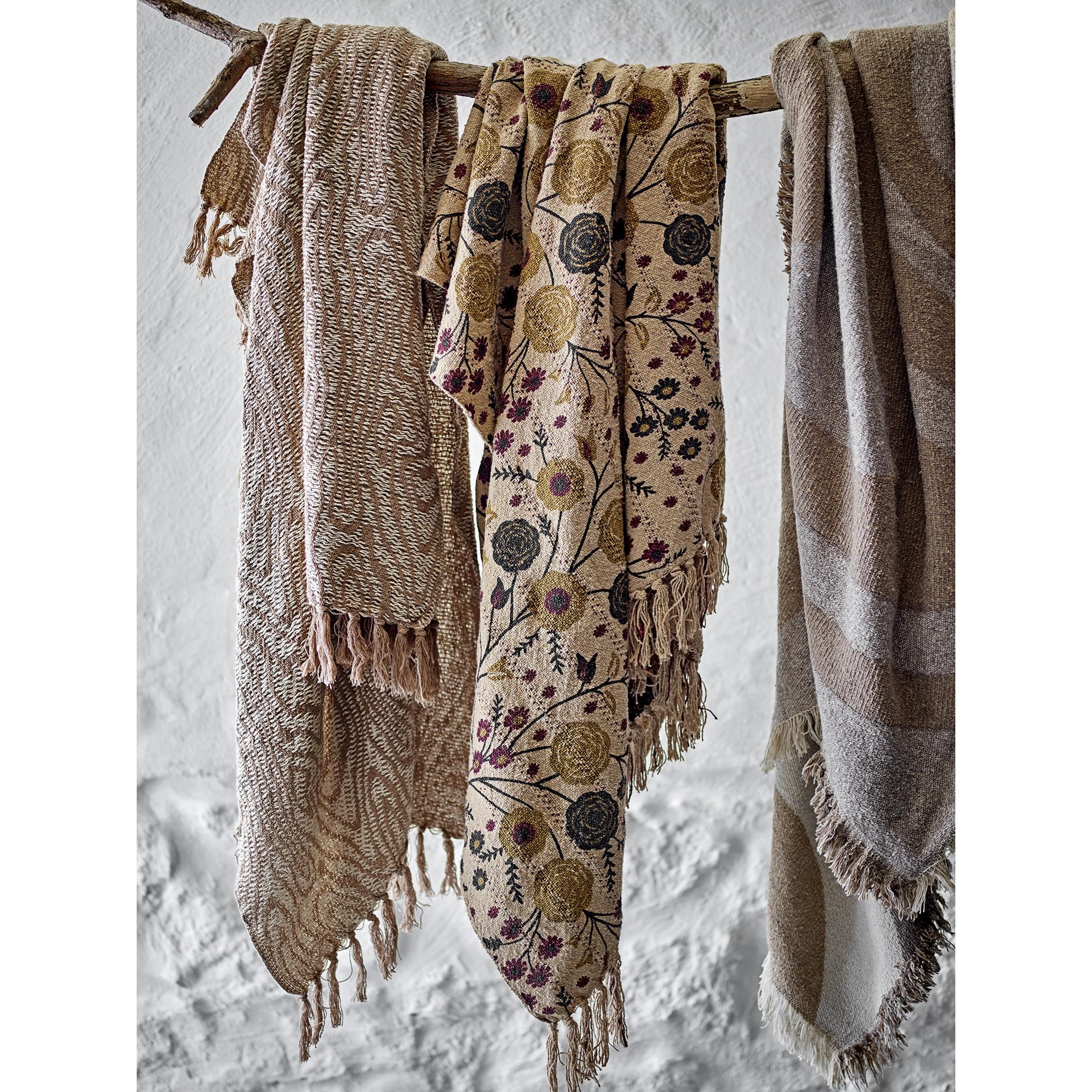 Pléd z recyklované bavlny EYDIS 160x130 cm přírodní s květinami_3