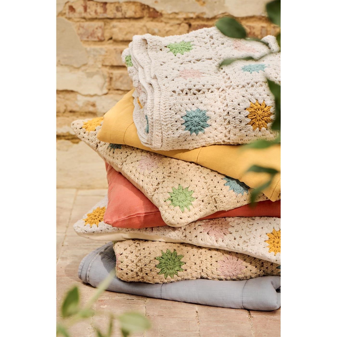 Háčkovaný povlak na polštář Ib Laursen přírodní s vícebarevnými květy_0